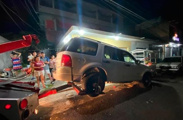 ¡CAMIONETÓN EMBISTIÓ PUESTO DE TACOS: 4 HERIDOS!