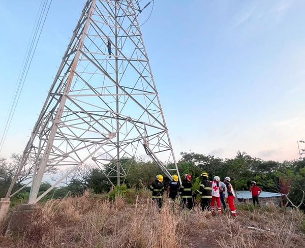 ¡JOVEN INTOXICADO SE TREPA A TORRE DE ALTA TENSIÓN!