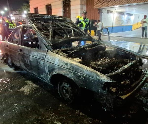 ¡SE INCENDIA AUTOMÓVIL FRENTE AL REGISTRO CIVIL!