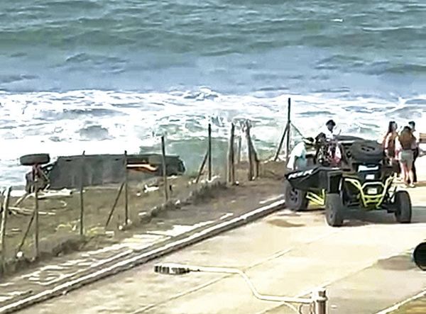 ¡VUELCA RAZER Y COBRA OTRA VIDA EN PLAYA DE ALVARADO!