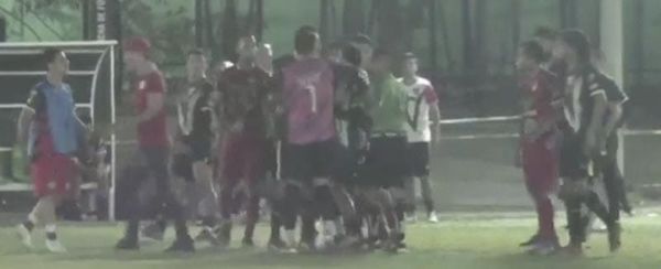 ¡TÉCNICO DEL RED MEDELLÍN AGREDE AL ARBITRO EN EL CAMPA!