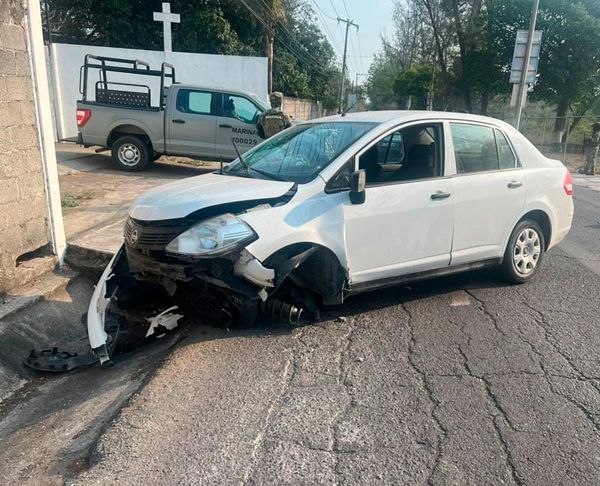 ¡AUTO CAE EN ZANJA PLUVIAL Y CONDUCTOR LO DEJA ABANDONADO!