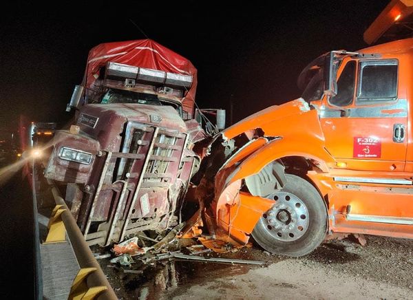¡DOS ‘MONSTRUOS’ CHOCARON DE FRENTE EN LA AUTOPISTA!