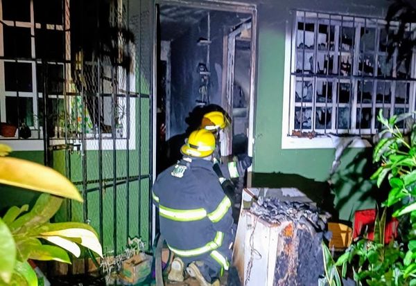 ¡INCENDIO DEJA SIN CASA A FAMILIA DE LA HERRADURA!