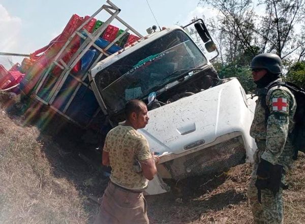 ¡SE VOLTEA CAMIÓN CARGADO CON POLLOS!