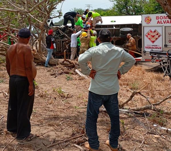 ¡CHOFER QUEDÓ ATRAPADO EN CAMIÓN VOLCADO!