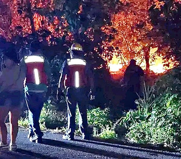 ¡FUEGO EN BASURERO CONSUME VIVIENDA!