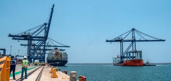 ¡HUTCHISON PORTS SE TRAJO UNA SÚPER GRUA!