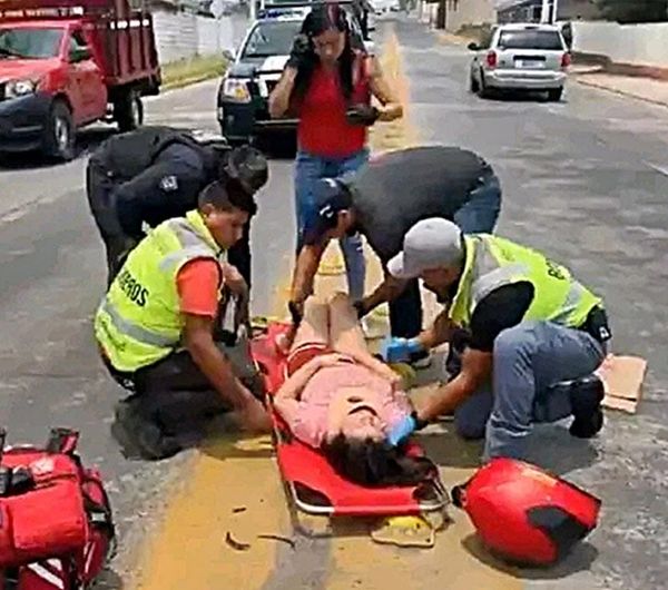 ¡JOVEN FRACTURADA AL DERRAPAR EN SU MOTOCICLETA!