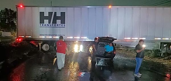 ¡MÚSICO SE METIÓ BAJO LA CAJA DE TRÁILER Y VIVE PARA CONTARLO!