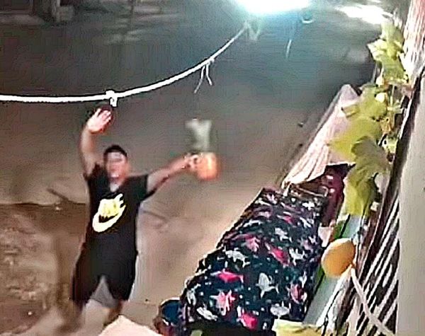 ¡PAREJA DE ‘RATAS’ ROBAN PUESTO DE FRUTAS Y SALUDAN A LA CÁMARA!