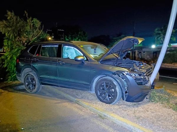 ¡SAQUEAN CAMIONETA CHOCADA CONTRA POSTE DE ALUMBRADO!