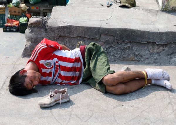 ¡VECINOS DETIENEN Y AMARRAN A ROBA-CABLES!