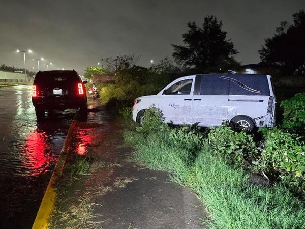 ¡CARROZA FUNERARIA “VOLÓ” POR EL PAVIMENTO MOJADO!