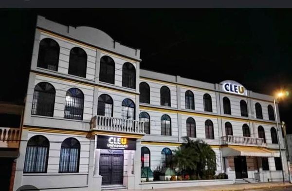 ¡DIRECTORA DE CLEU SIGUE SIN ENTREGAR DOCUMENTOS OFICIALES A EGRESADOS! - AFECTADOS TEMEN QUE LES VIERON LA CARA