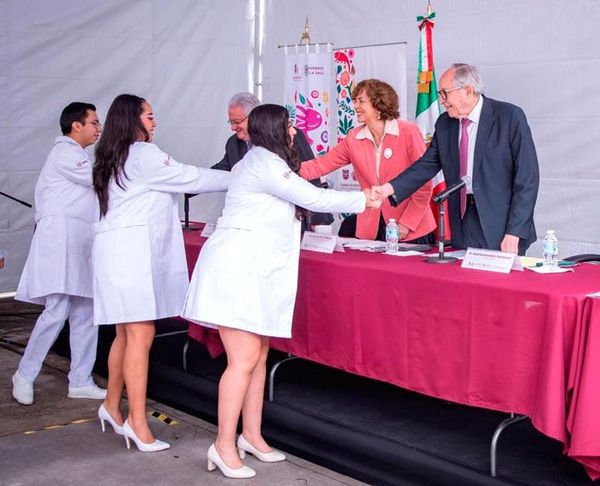 ¡ESTUDIAN MEDICINA COMUNITARIA Y LOS MANDAN A XALAPA Y VERACRUZ!