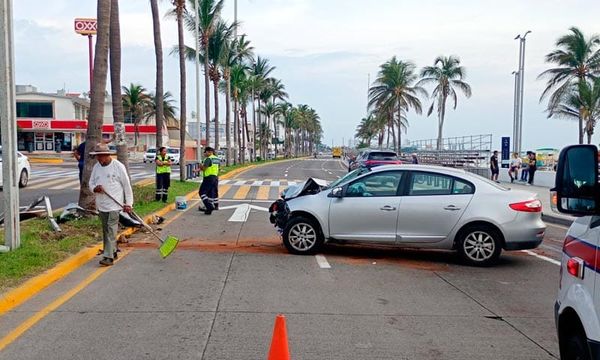 ¡SE IMPACTÓ CONTRA PALMERA EN EL BULEVAR!