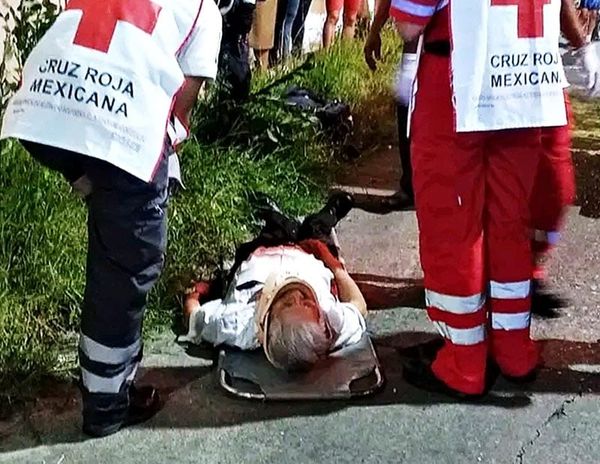 ¡ABUELITO DA SU MAL PASO Y SE GOLPEA LA CABEZA!