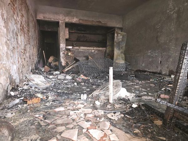 ¡FUE POR LOS CHESCOS Y ENCUENTRA SU CASA EN LLAMAS!