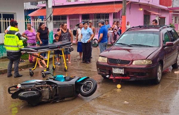 ¡MUJERES MOTOCICLISTAS LESIONADAS ATROPELLADAS POR CONDUCTOR!