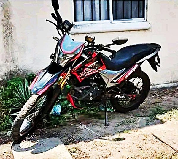 ¡‘RATAS’ SE ROBAN “CABALLO DE ACERO” DEL VECINO!