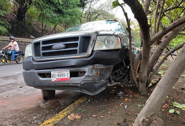 ¡CONDUCTORA SE IMPACTA CONTRA ÁRBOLES EN EL BULEVAR FIDEL VELÁZQUEZ!