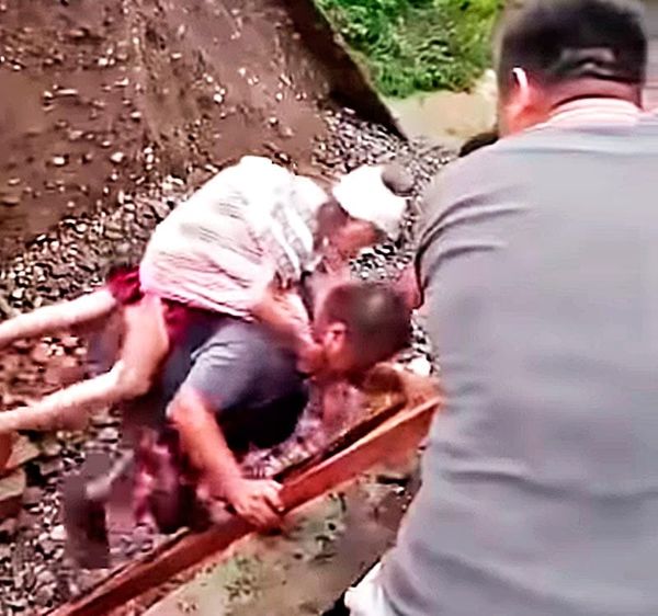 ¡ABUELITA CAYÓ DE PUENTE COLAPSADO!