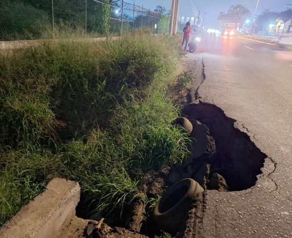 ¡APARECE CRÁTER EN LA CARRETERA FEDERAL VERACRUZ-XALAPA!