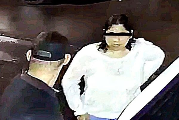 ¡GRABAN A PAREJITA ROBANDO AUTOPARTES!