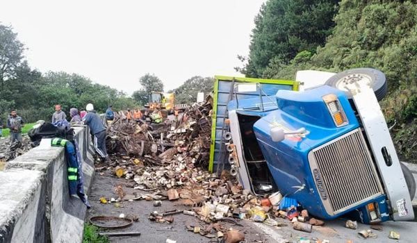 ¡SE VOLTEÓ TORTON CON CHATARRA EN LAS CUMBRES DE MALTRATA!