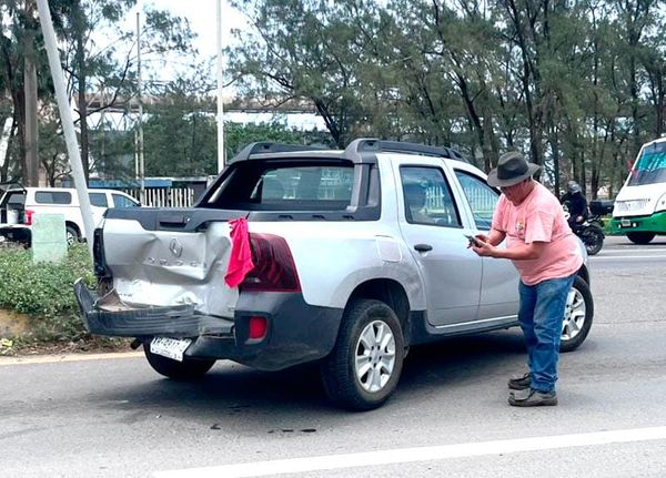 ¡TORTON CON CHATARRA LE PEGA Y APLASTA CAMIONETA!