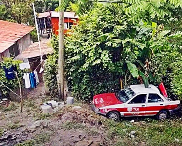 ¡TAXISTA CAYÓ AL FONDO DE LA BARRANCA!