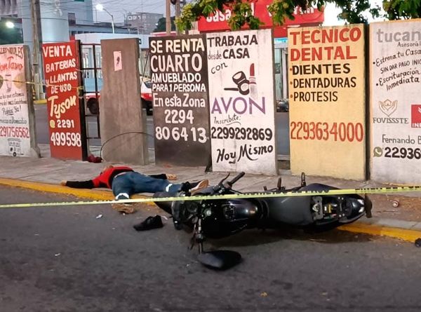 ¡MOTOCICLETAZO MORTAL! - MURIO AL ESTRELLARSE CONTRA BARDA DIVISORIA FRENTE AL IMSS DE CUAUHTEMOC