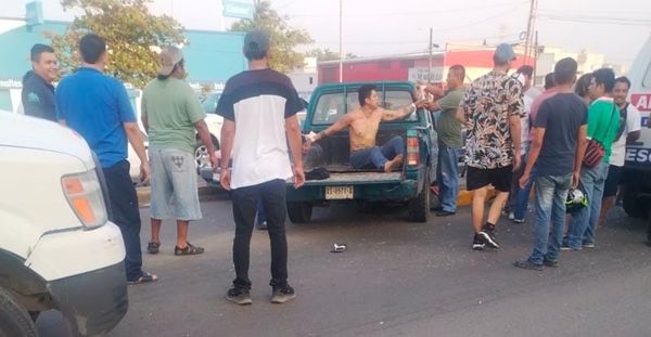 ¡CONDUCTOR EBRIO CHOCA CONTRA TAXI EN EL FLORESTA!