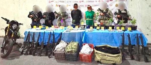 ¡ASEGURAN 13 ARMAS LARGAS EN CATEO EN IXTACZOQUITLÁN! - UNA PAREJA FUE DETENIDA ADEMAS DE MARIHUANA