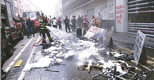 ¡MAESTROS DE LA CNTE VANDALIZAN EDIFICIO DEL SNTE!