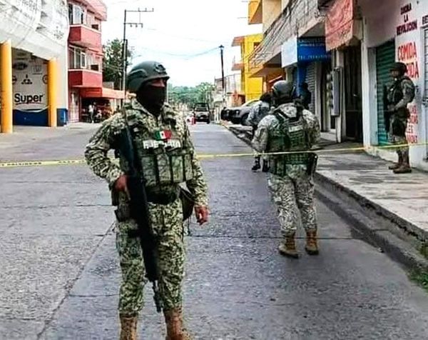 ¡LANZAN GRANADAS CONTRA REFACCIONARIA EN TUXPAN!