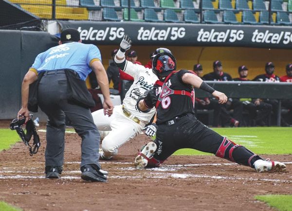 ¡PERICOS GANA 12-8 AL ÁGUILA Y EVITA LIMPIA!