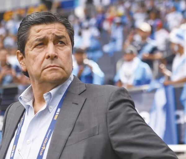 ¡LUIS FERNANDO TENA CLASIFICA CON GUATEMALA A CUARTOS!