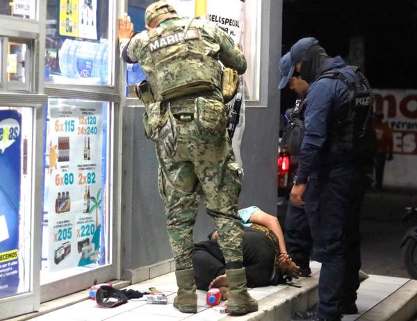 ¡VECINOS CAPTURAN Y AMARRAN A ASALTANTE DE TIENDA YEPAS!