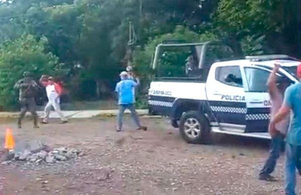 ¡CIVILES LANZAN PIEDRAS CONTRA MARINOS EN OMEALCA!