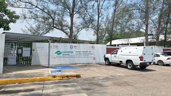 ¡ENCUENTRAN FETO EN LOS BAÑOS DEL CONALEP!