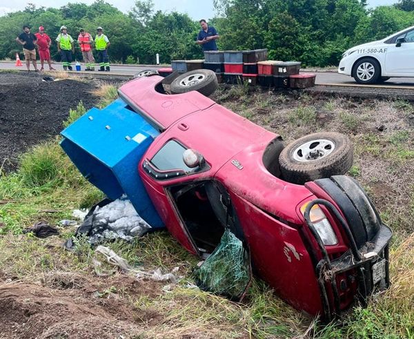 ¡VOLCÓ CAMIONETA CARGADA CON TARAS DE CAMARÓN!