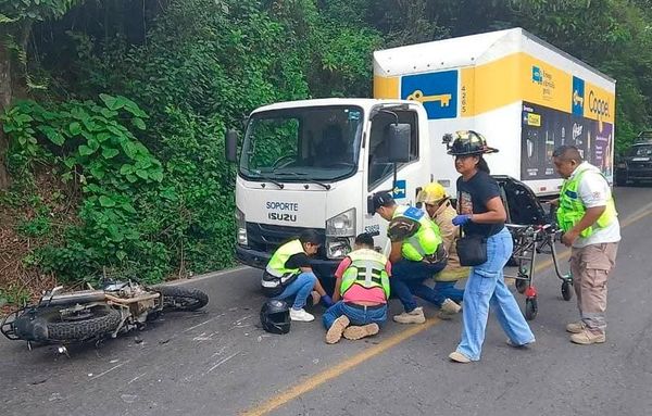 ¡DERRAPA Y QUEDA DEBAJO DE CAMIÓN DE COPPEL!