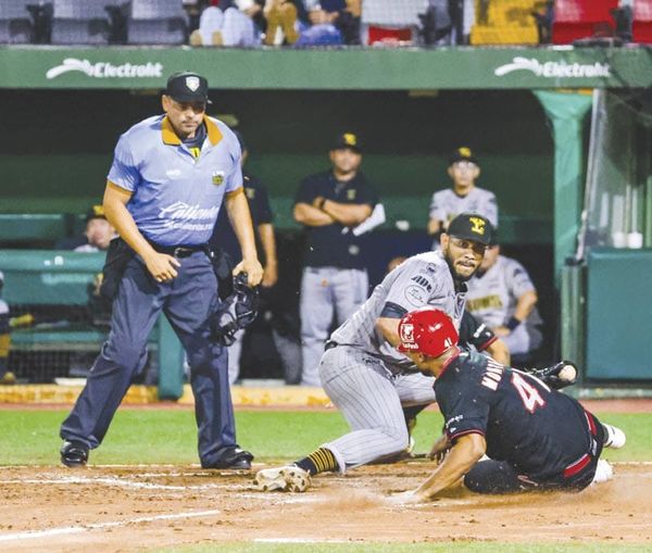 ¡EL ÁGUILA VENCE 9-5 A LEONES Y GANA SERIE!