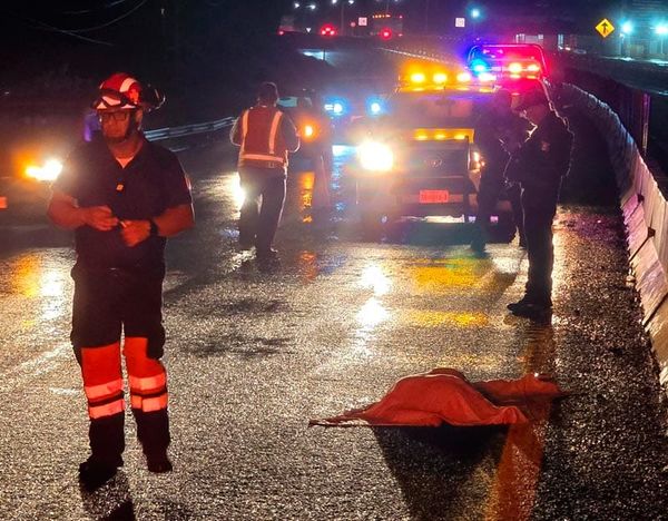 ¡MUJER PIERDE LA VIDA EN LA AUTOPISTA! - TRACTOCAMION LA ARROLLO CUANDO LA IBA CRUZANDO