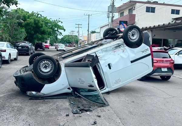 ¡NO HACE ALTO TOTAL Y LE PEGA A CAMIONETA!