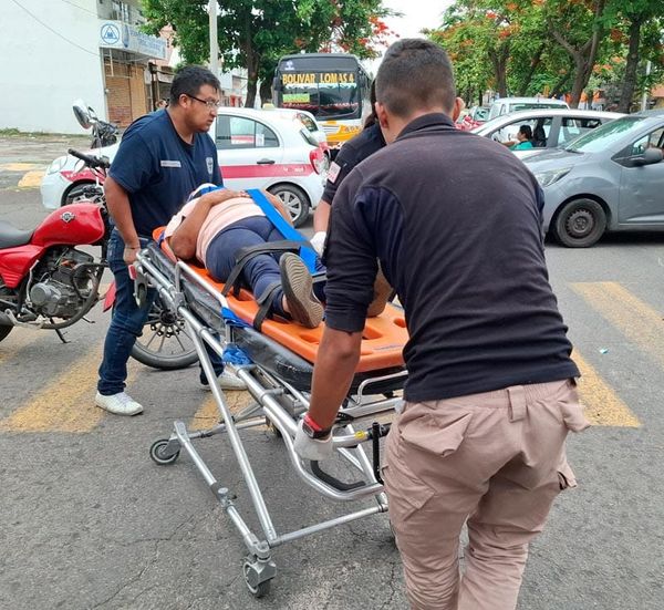 ¡DAMAS MOTOCICLISTAS LESIONADAS EN ‘TORTAZO’!