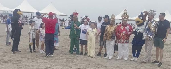 ¡DIVERTIDO JUEGO ENTRE SOLTERAS Y CASADAS! - EN PLAYAS DE MARTI