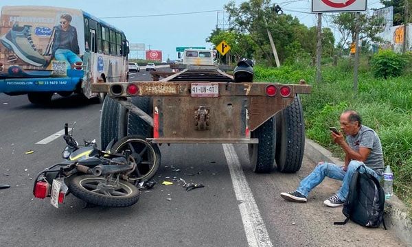 ¡MOTOCICLISTA COLISIONA CONTRA PLANA DE TRÁILER!